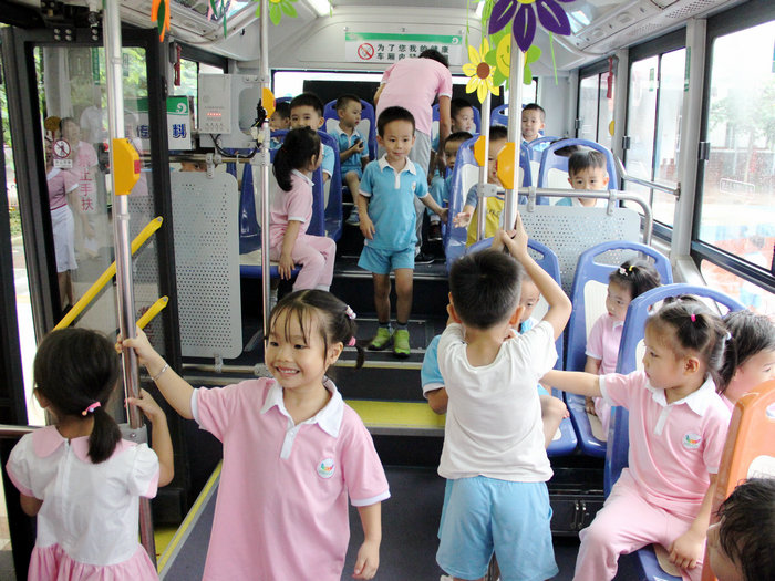 北滘：公交车开进幼儿园，小朋友欢乐体验