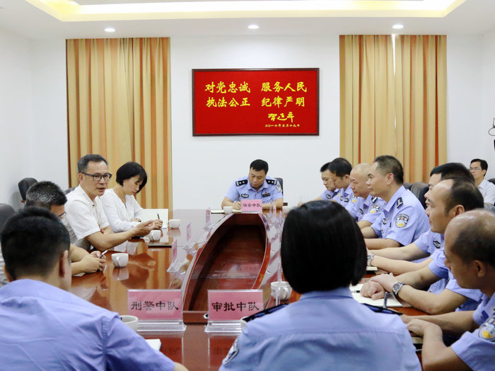 北滘：感谢国庆守护，慰问执勤民警交警
