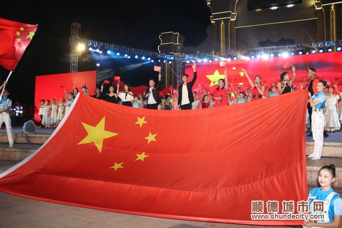 全场观众大合唱《我和我的祖国》.JPG