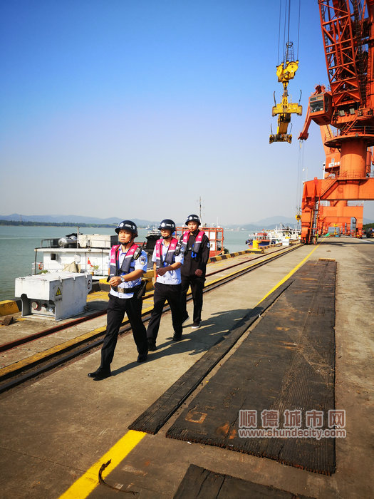 边检民警开展日常巡逻.jpg