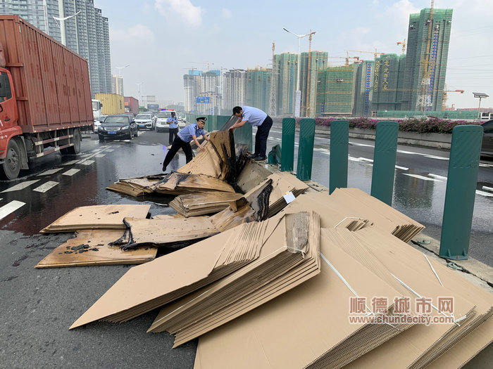 边检民警在灭火后排除火灾隐患.jpg