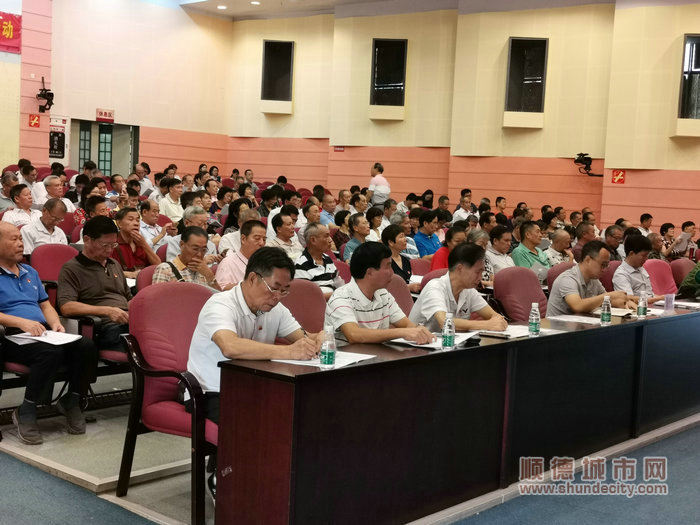 老干部们精神矍铄，勤记学习笔记_副本_副本.jpg