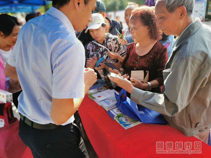 活动发放了消防知识围裙、消防知识手提袋、消防知识手册、消防知识水杯等消防礼品，现场市民可以免费扫码领取。.jpg