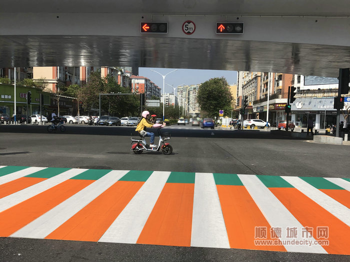 彩色斑马线“上路” (1)_副本.jpg