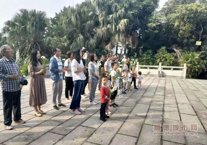 深圳华为公司的党员亲子团来到西海烈士陵园内缅怀先烈_副本.jpg
