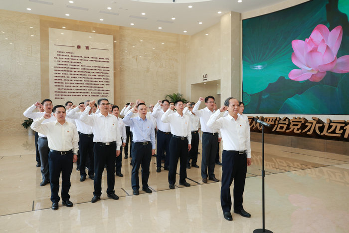 区领导到佛山市纪法教育基地参观学习，郭文海带领党员干部一起重温入党誓词。（顺德档案馆_叶伟涛摄）.jpg