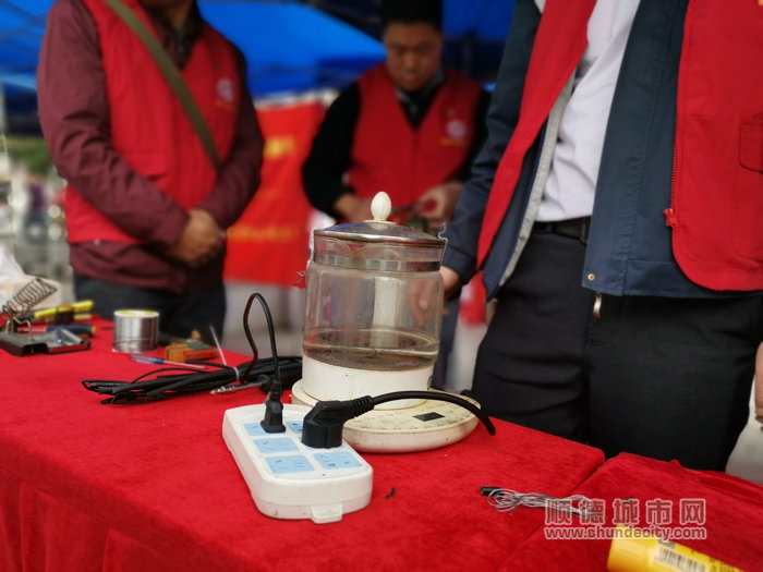 经过维修，群众的“电热水壶”又能用了！_副本.jpg