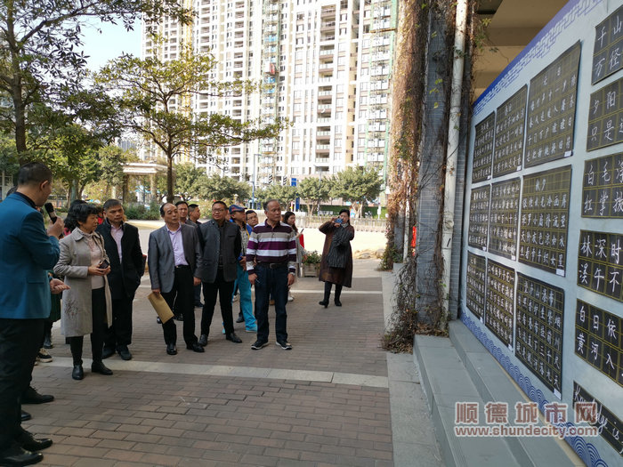 全市教育工作者、师生代表参观东平小学师生的粉笔书法_副本.jpg