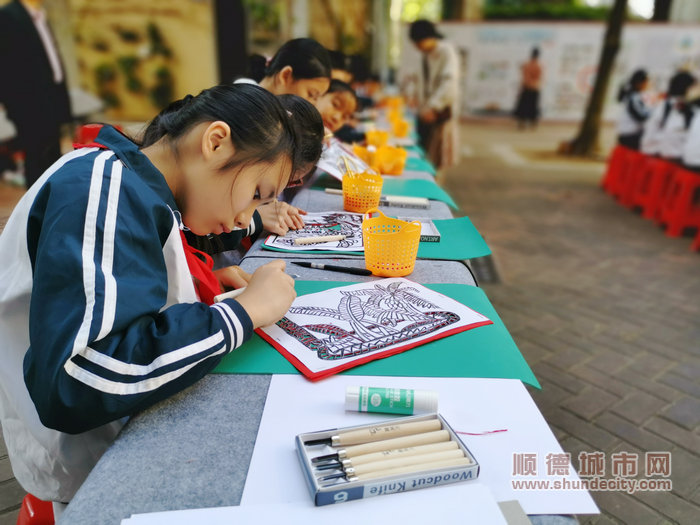 东平小学学生现场进行书画创作_副本_副本.jpg