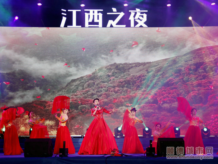 精彩的晚会充分展示了江西的特色文化。.JPG