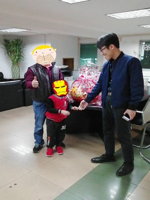偶遇走失小孩，客运站员工助其找回家人