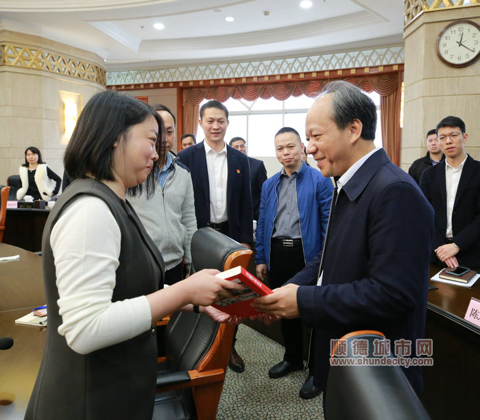 郭文海向新提拔任用的干部赠送《习近平在正定》和《以奋斗者为本》，鼓励干部鼓足精神，刻苦干事，造福顺德。（顺德档案馆）.JPG