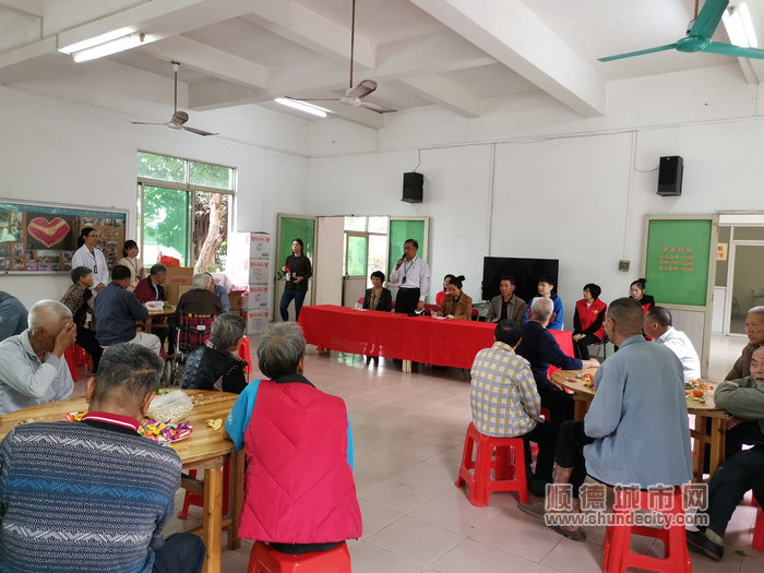 佛山市疾病预防控制中心、顺德区人民政府来到马洲医院慰问全体职工和麻风村村民_副本_副本.jpg