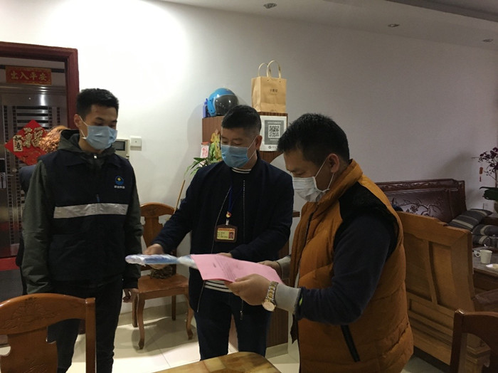 幸福社区党委组织党员和网格员到湖北籍回流人员家中派发口罩、《健康提示卡》和《方便就诊卡》.jpg
