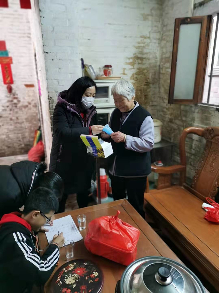 稔海村党委组织党员志愿者入户宣传卫生健康知识，派发防护口罩。.jpg