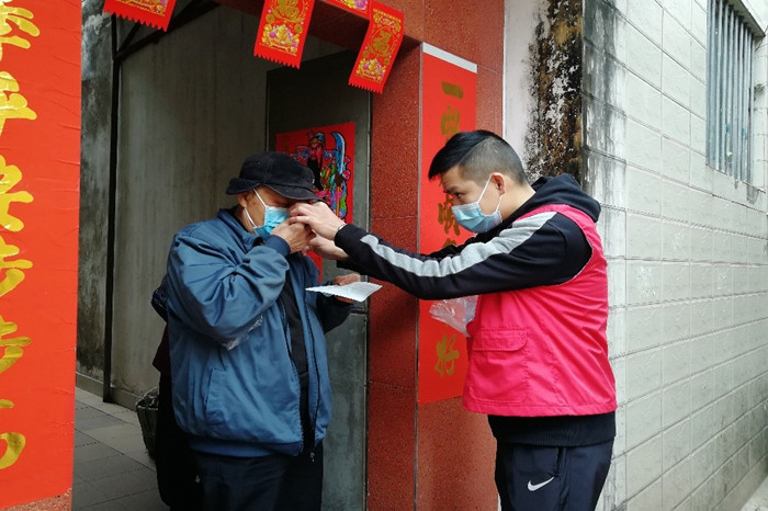 沙浦村党委组织党群先锋队员落户派发《致均安镇市民的一封信》，向辖区困难家庭派发口罩，并手把手教授戴口罩的正确方式.jpg