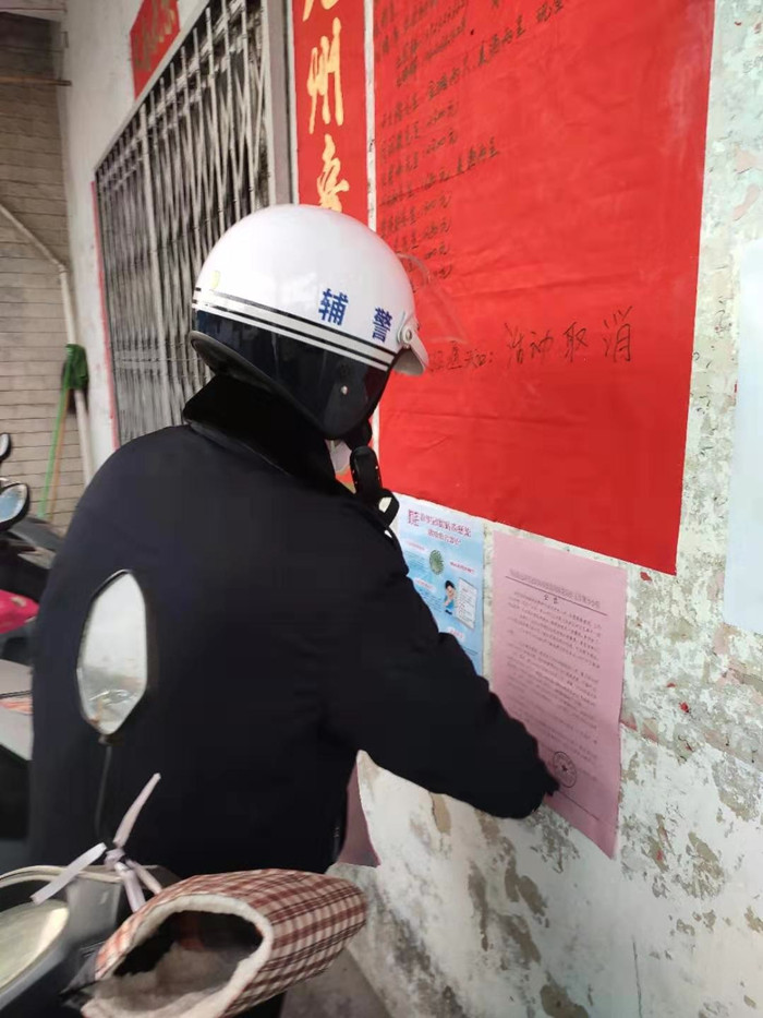 东风村党委组织工作人员广泛张贴疫情防控通知。.jpg