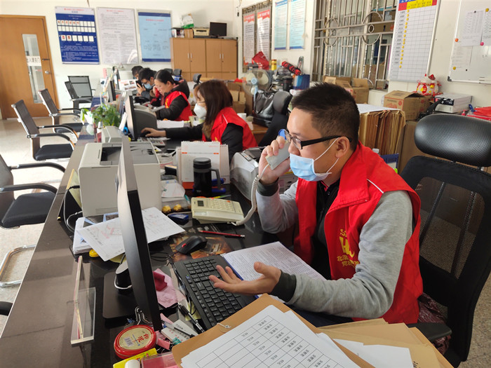 黄龙村党委安排党群先锋队员全天候电话跟踪掌握湖北籍人员回流情况，做好登记排查，逐一通知落实企业主对湖北籍员工进行延迟复工.jpg