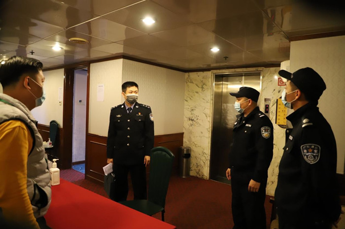 警辅人员深入辖区旅业酒店开展疫情防控排查。.jpg