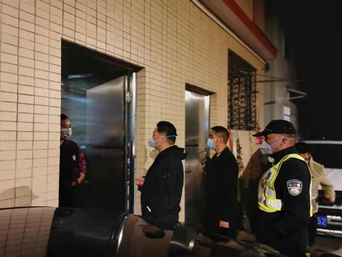 五沙社区党委及驻村工作组上门劝喻湖北籍务工人员到集中安置点。.jpg