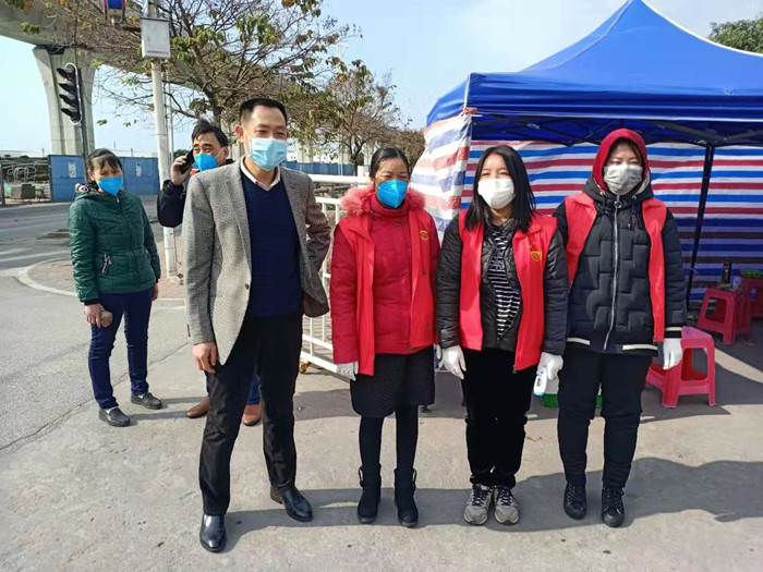 驻石洲村党委第一书记带领党群先锋队员开展疫情防控工作。.jpg