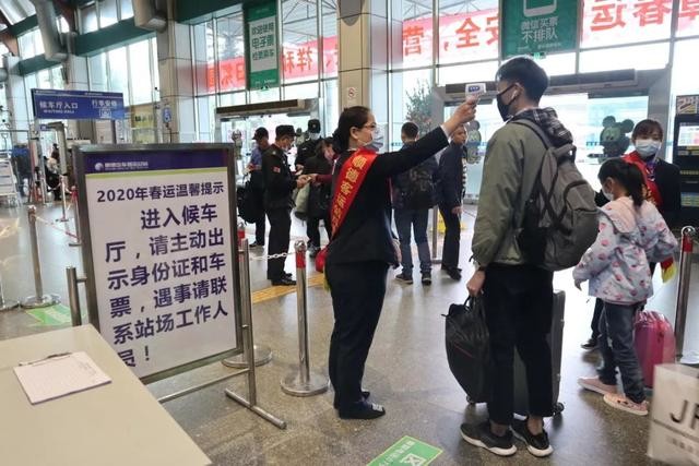 区交通运输局对区内所有涉及春运的客运场所进行严格检查，确保做好往湖北班车停运退票、过往旅客体温检测以及车辆消毒等工作。.jpg