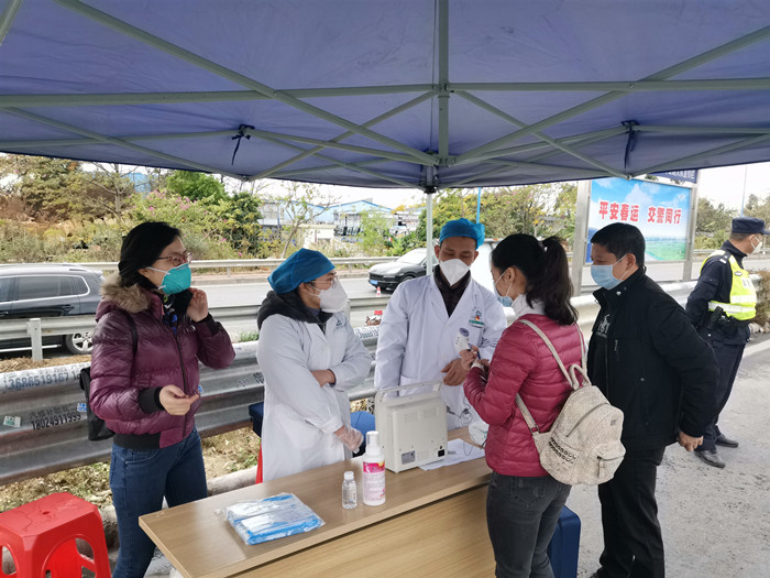 北滘社区卫生服务中心党支部派出多支党员医疗服务队，分别于广珠城轨北滘站、佛山一环北滘（黄龙）出口等交通要点对湖北来顺德人员进行24小时医学监测和排查。.jpg