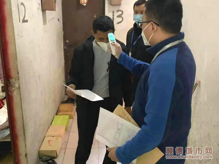 06新华西村还到居民家中为村民测体温。.jpg