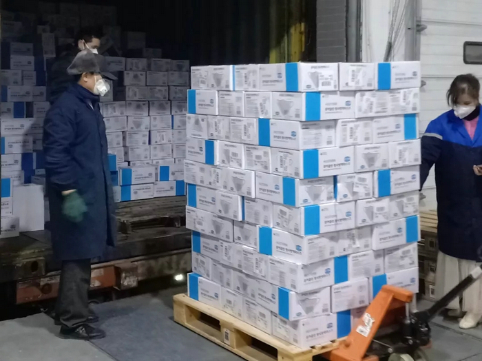 美的首批52.5万只进口医用口罩已运抵武汉.webp.jpg