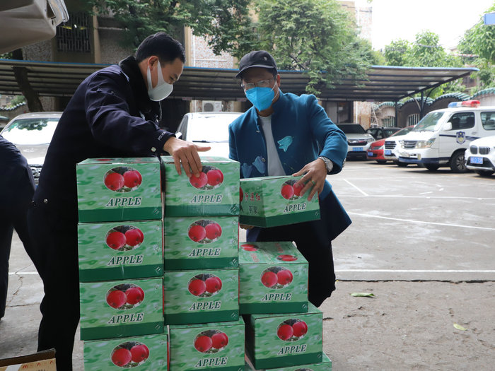 图六、陈村热心市民赠送苹果20箱、消毒水3箱。_副本.jpg