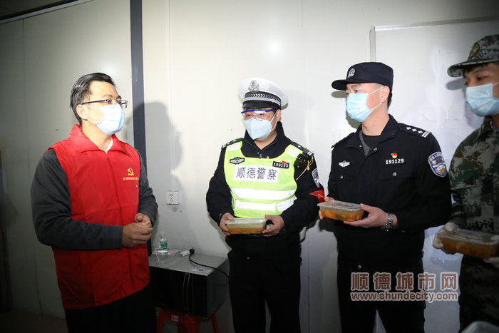 王崇曦在钟林联合检疫点慰问 (1).jpg