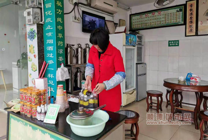 凉茶铺为各监测点工作人员赠送清热解毒的凉.jpg