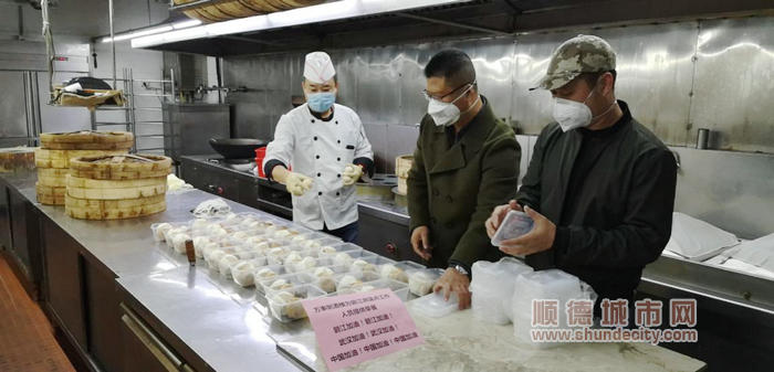 酒家为社区8个体温监测点36名前线工作人员免费赠送营养早餐。.jpg