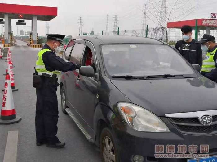 图二、刘宗胜在检疫检查站执勤检查过往车辆。_副本.jpg