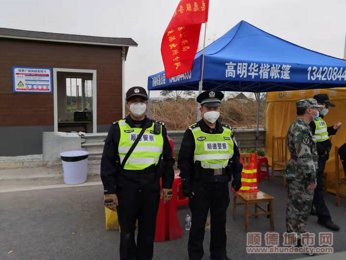 图三、刘宗胜与队友在检疫检查站执勤。_副本.jpg