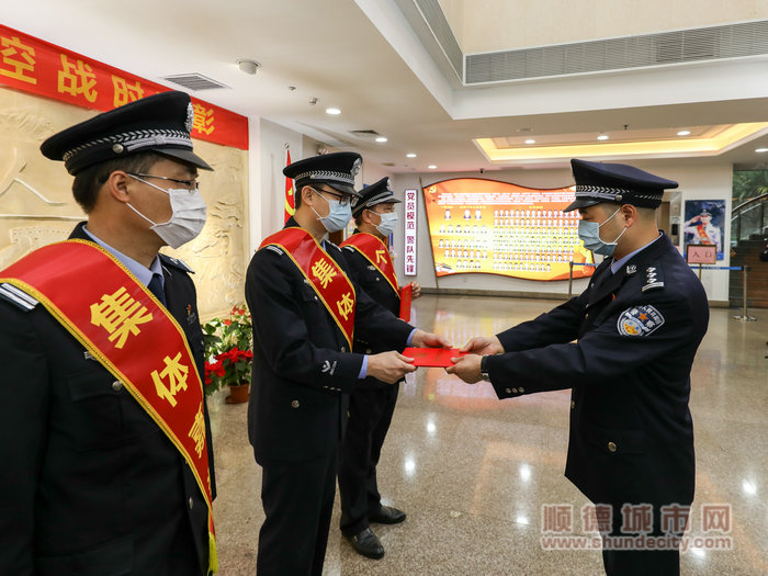 图一、副区长、区公安局局长陈志雄向获奖代表颁发奖励证书_副本_副本.jpg