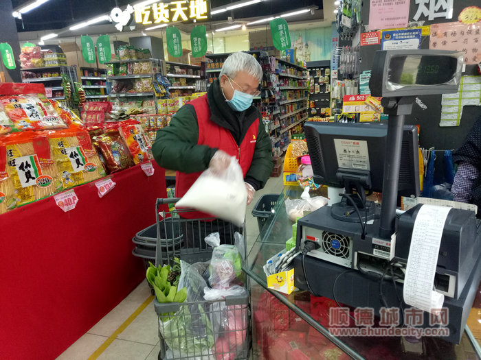为居家隔离人员购买食物的朱新民_副本.jpg