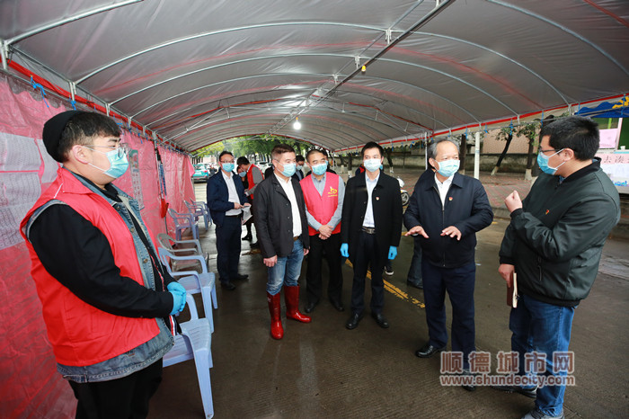 郭文海在乐从镇小布村进出检测点检查疫情防控工作情况。（顺德档案馆_叶伟涛摄）_副本.jpg