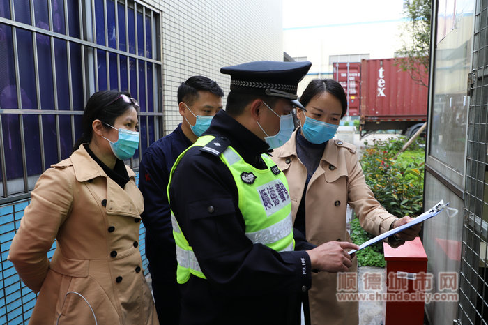 民警到企业帮助复工复产落实安全防范措施_副本_副本.jpg