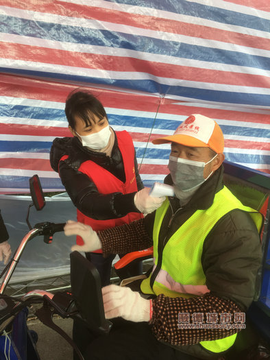 李小花文化中心驻村工作组第一位女性_副本.jpg
