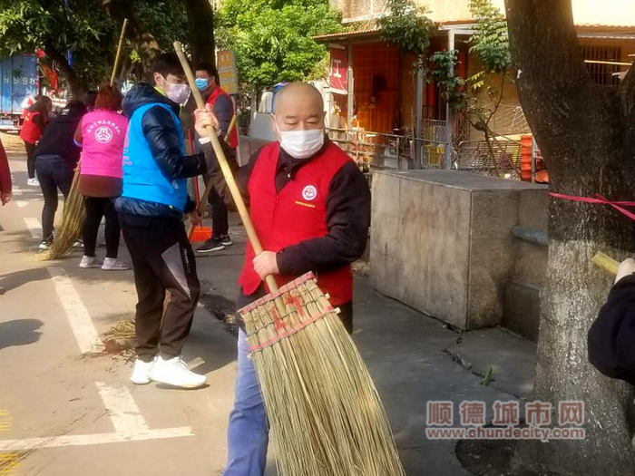 文化中心驻村志愿者成员、今年已经55岁的老党员、老文艺骨干陈安明_副本.png