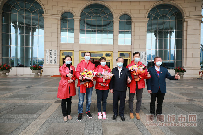 月9日上午，佛山市委副书记、顺德区委书记郭文海为出征驰援的南方医科大学顺德医院援鄂医疗队鼓舞打气。（顺德档案馆__叶伟涛摄）_副本.jpg