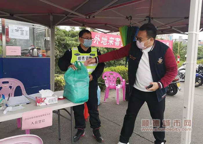 热心顺德市民奔走泰国街头“带货”1000个口罩送到乐从镇沙边村_副本.jpg