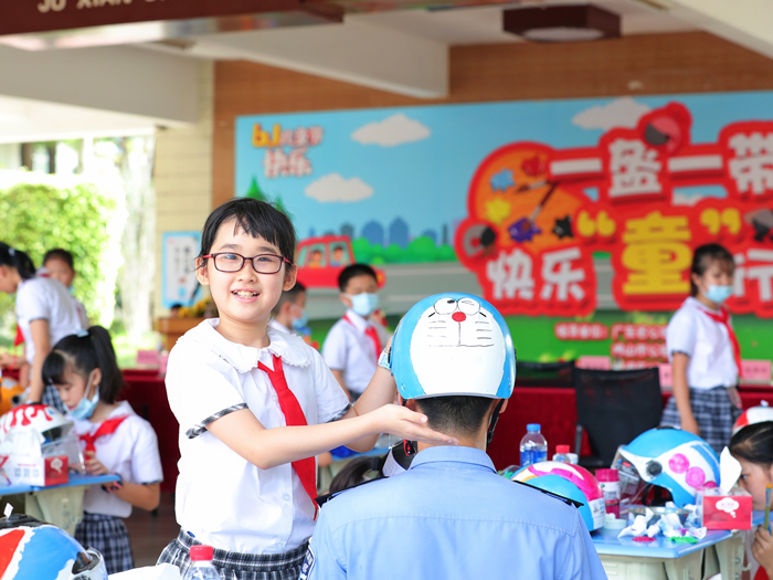 “一盔一带”，聚贤小学学生涂鸦庆六一