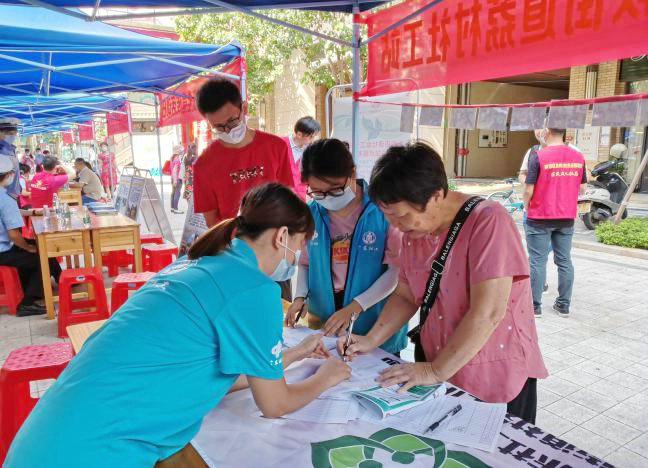 共建和谐家园！伦教在职党员进社区送服务