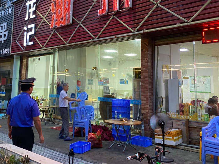 餐饮业违法经营？伦教城管开展执法