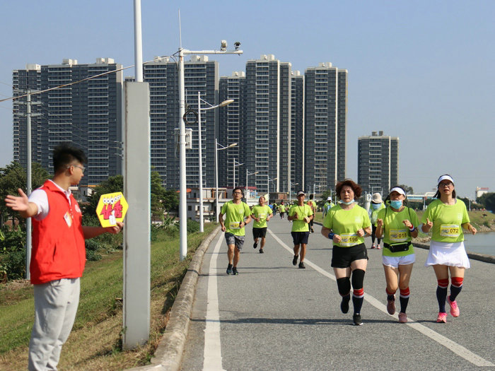 龙江:市民齐约跑，共同感受美丽乡村