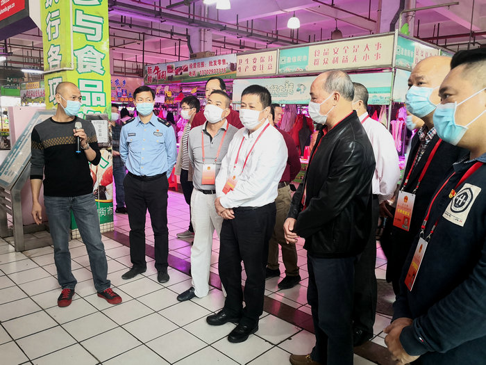 龙江：农贸市场升级中，人大代表及时来提议