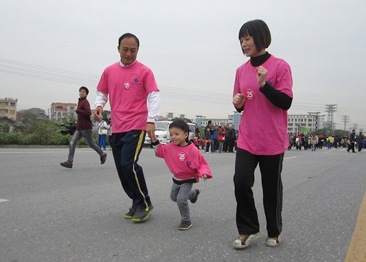 为长跑，六旬老翁均安挤公交到龙江