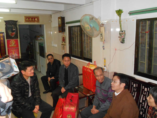 东风：黄喜忠春节前慰问困难老人